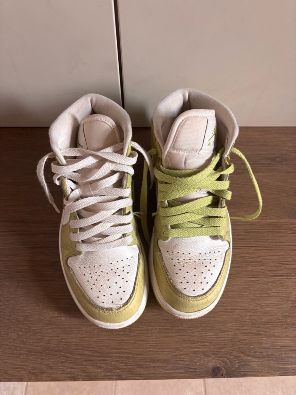 Jordan Green Pythons Boys High-Top Sneakers in White and Light Green, sz 5.5